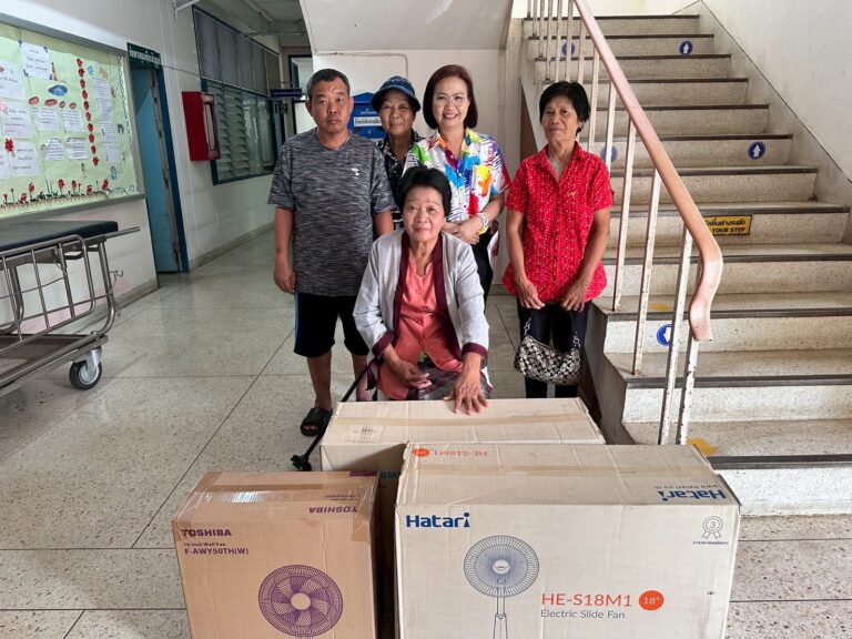 ร้านป้าหล้า ตลาด ส.ท.เก๊า เมืองใหม่ บริจาคพัดลม